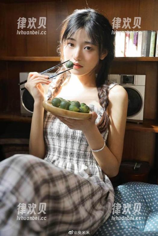 “99吃瓜网”发布的瓜果然让人忙晕了，目光都不自觉地飘开，哈哈，根本停不下来。